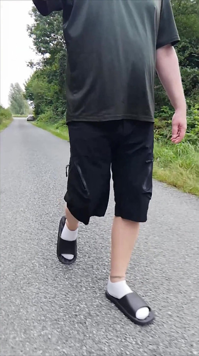 穿着拖鞋和白色袜子在大自然中