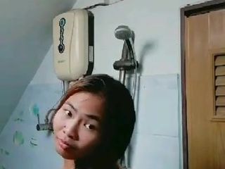 Tay kız duş üzerinde web kamerası