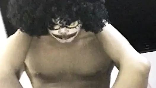Tante sange rambut cokelat lagi asik fingering memeknya yang berbulu sampai klimaks