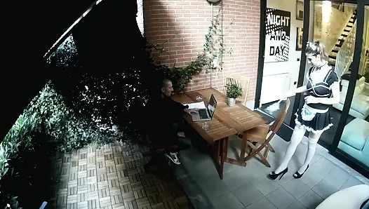 Omg! Ateşli Esmer Hizmetçi Tatilde Büyük Yaraklı Adam Tarafından Sikiliyor - Havuz Başı Tutkusu!