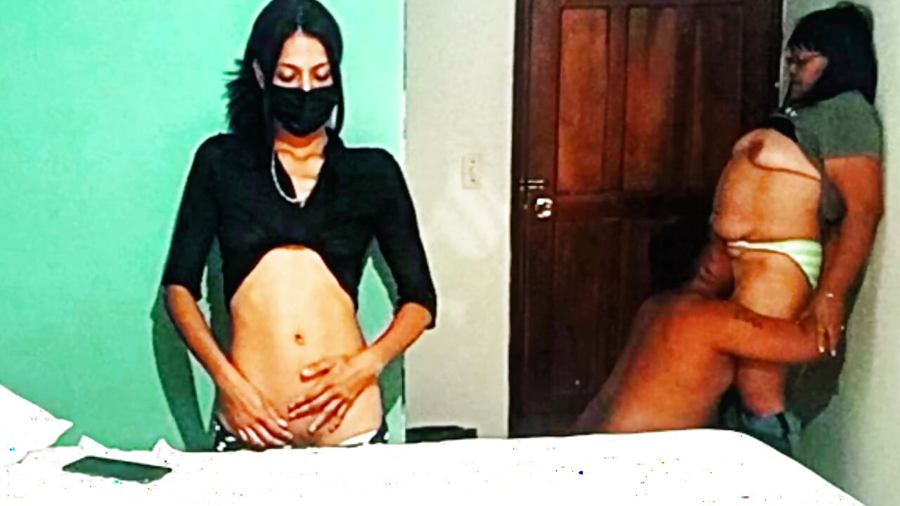 Minha meia-irmã me encontra fazendo sexo com minha madrasta e ela quer que eu faça sexo com ela também.