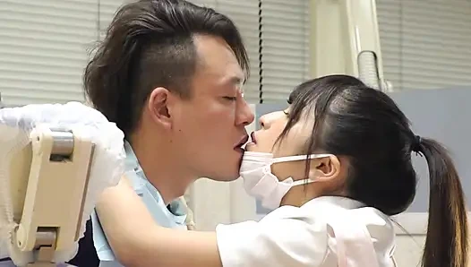 Dokter gigi yang terus mengunci mataku