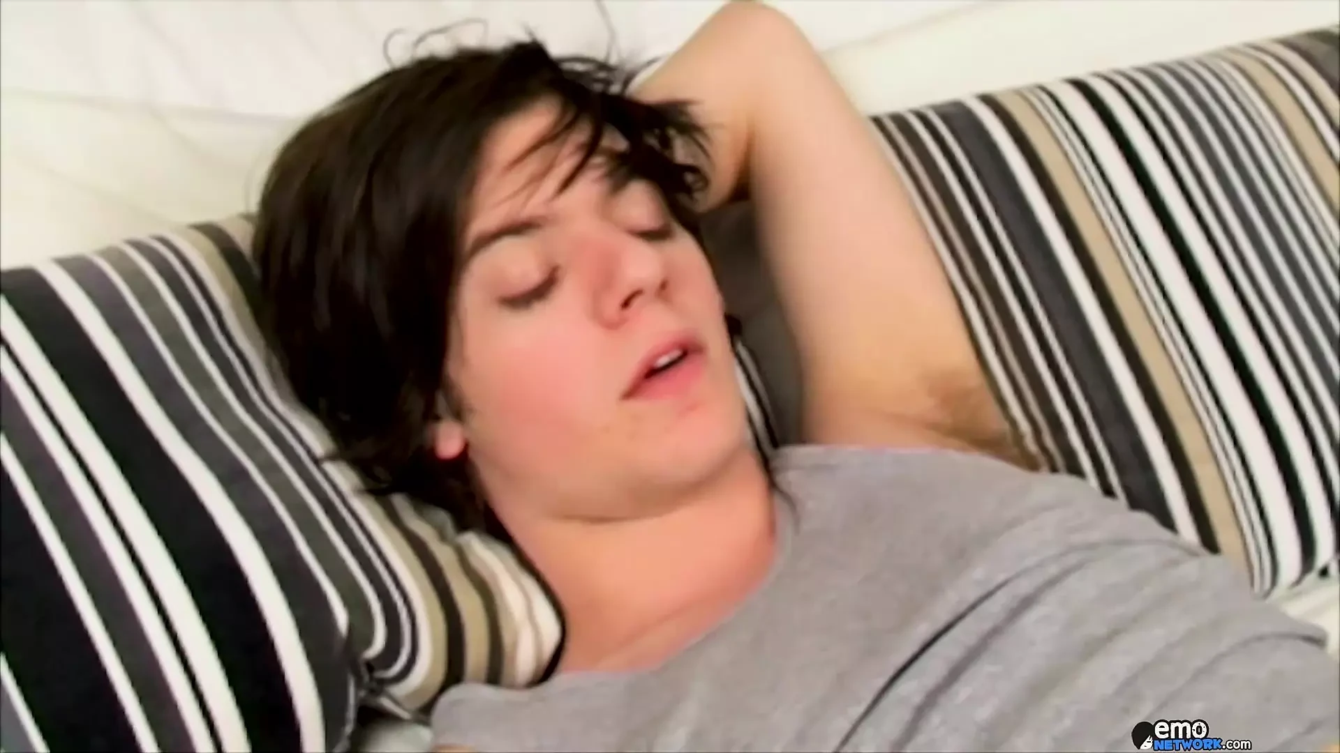 Homoemo: hete Emo Sandy Jenkins trekt zijn stijve vlees in bed af