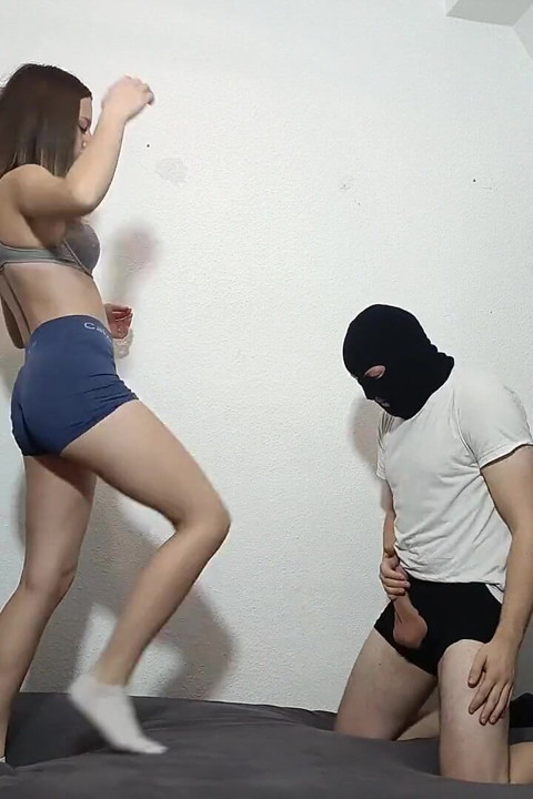 Dans ederken taşaklarımı parçalıyor