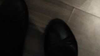 Footfetisj - stap in zwarte flats in nylons