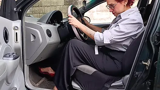 Sekreter arabada pedal çevirirken uyandırılıyor ve mastürbasyonla büyük bir fışkırtma ile bitiyor
