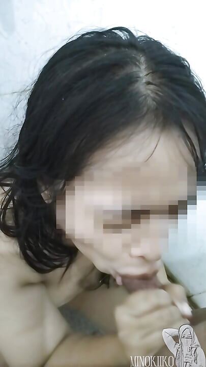 हाई स्कूल लड़की बेहतर ग्रेड के लिए स्कूल के पीछे शौचालय में अपने शिक्षक का लंड चूसती है - Minokiiko