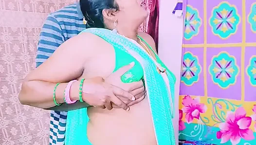 Seksi büyük götlü üvey anne üvey oğlunun büyük uzun yarağının tadını çıkarıyor. Telugu edepsizce konuşuyor.