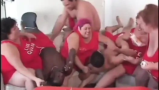 Kırmızı üniformalı şişman karınlı piliç uzun bir sopaya biniyor