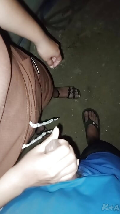 Noche de copas nos lleva a exhibirnos y tener sexo en la calle, ojalá que los vecinos no hayan visto nuestro creampie a escondidas