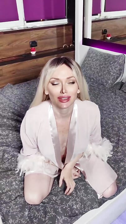 Video for Puppets, Bull Has Fun with a Magnificent Blonde