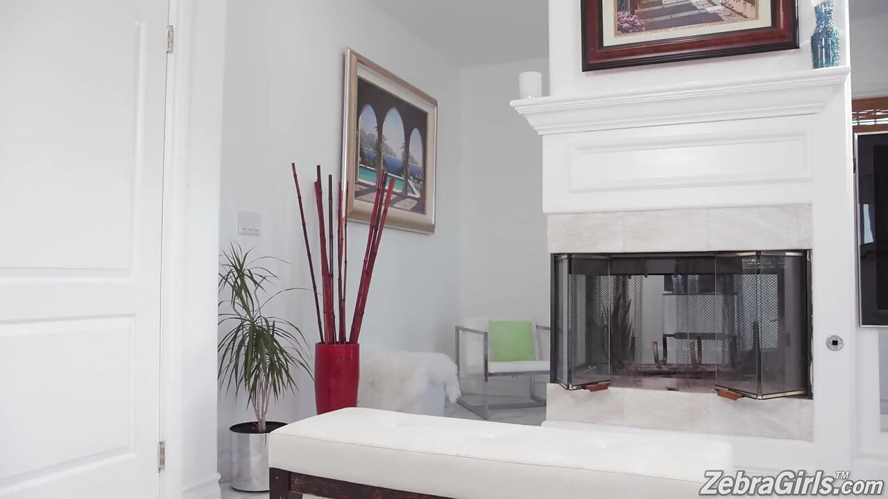 Kyler Quinn 和大胸黑妞 Nia Nacci 在浴室裡進行跨種族女同性愛