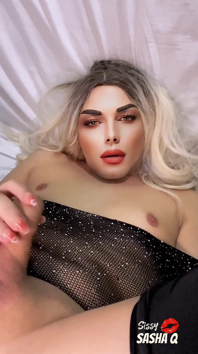 ニューハーフは自分の口の中で精液