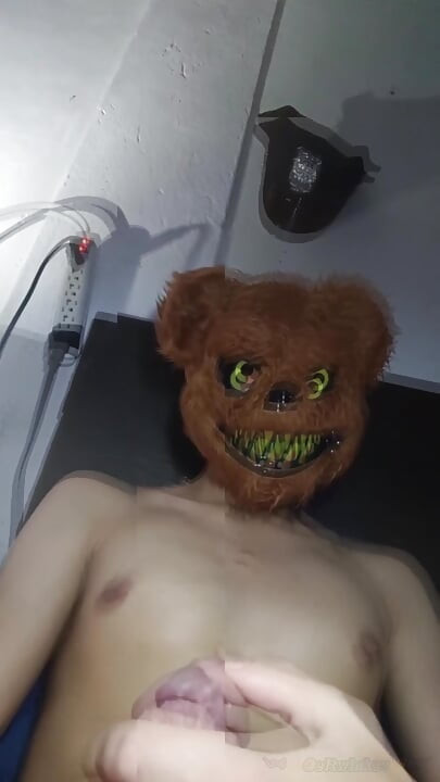 Salvadoran twink pulls his huge cock in front of the webcam