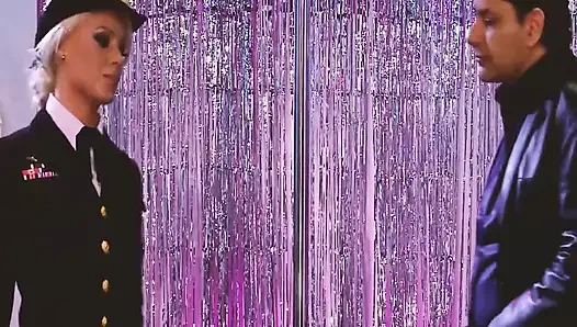 Üniformalı sahne 2_big göğüslü sarışınlar gemi kaptanıyla üçlü seks yapıyor