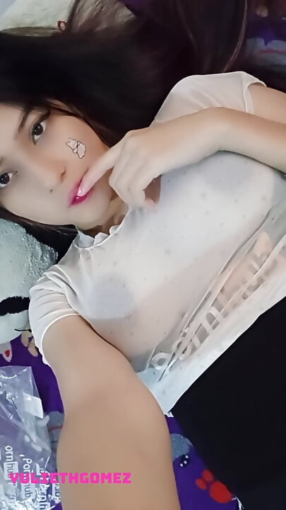 Le muestro a mi padrastro mis pechos y me pongo muy cachonda