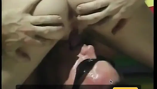 Güzel memeli sarışın genç kız büyük bir yarakla sert sikiliyor