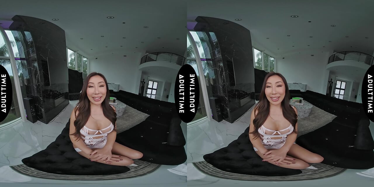 UP CLOSE VR - Nicole Doshi przejmuje kontrolę w cowgirl VR POV z dużym sikorą Hardcore Ride