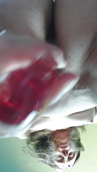Milf mit dildo, oder fingermeister, der auf muschi oder anus bastelt