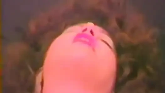 Bu yaşlı esmerden edepsiz dildo eylemi