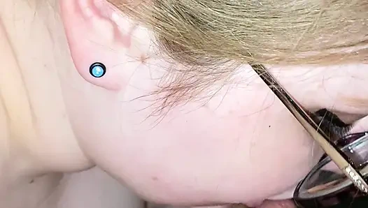 Übergroße weiße frau lutscht den dicken schwanz des mexikanischen mannes