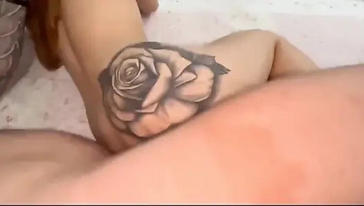 Aku menelan kontol ayah mertuaku dengan memekku saat pacarku tidak ada di sana