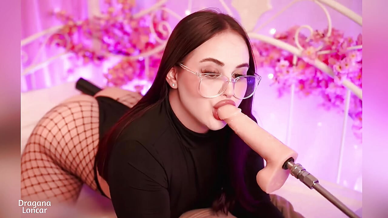 大学生の女の子が素晴らしいディープで乱暴なフェラチオをする