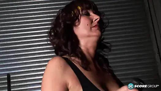 Hintli kadının büyük memeli egzersizi