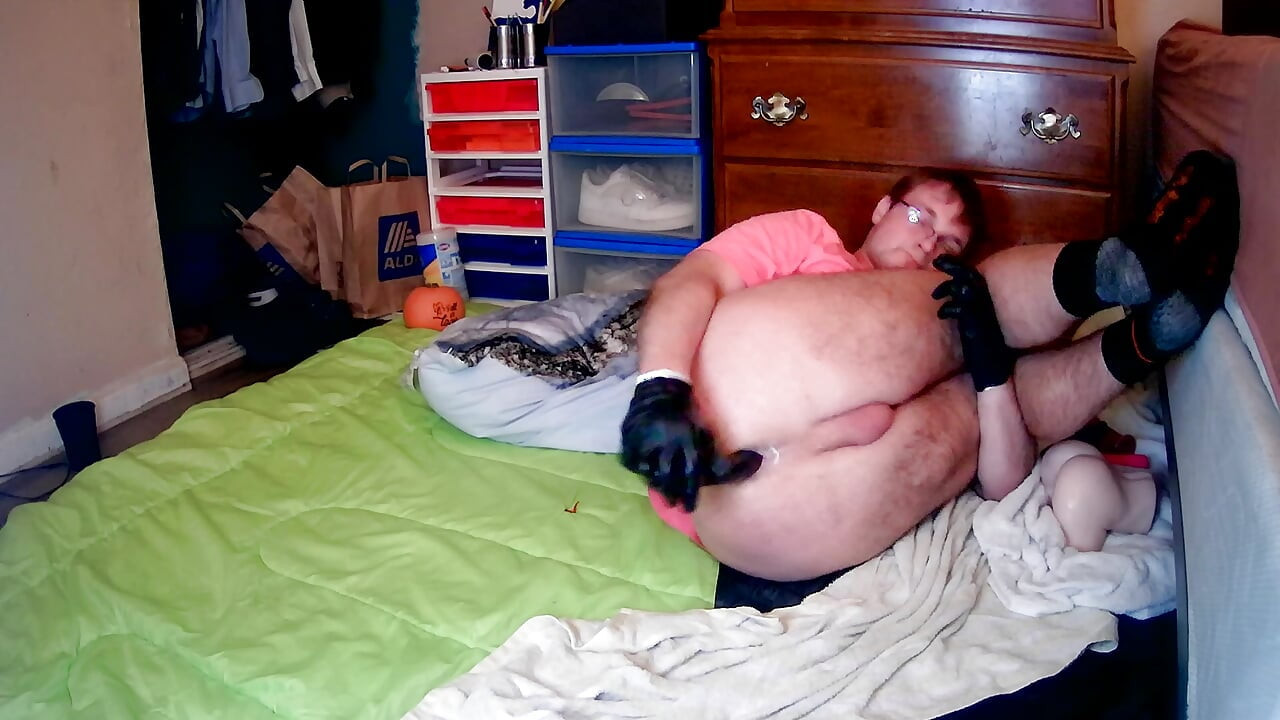 Romige stoten met een rond zwart dildo