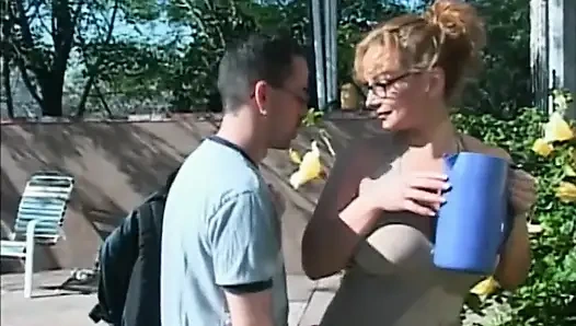 İri göğüslü sarışın orta yaşlı seksi kadın bahçede büyük yarağı yalıyor