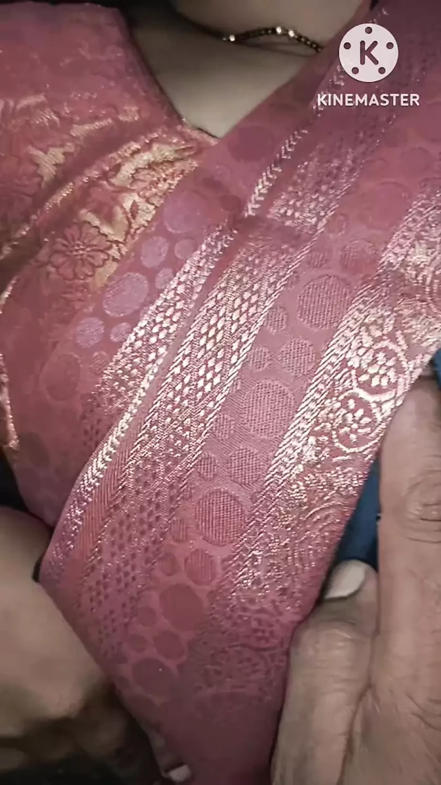 The village woman showed her whole body by wearing her saree. With your boyfriend!