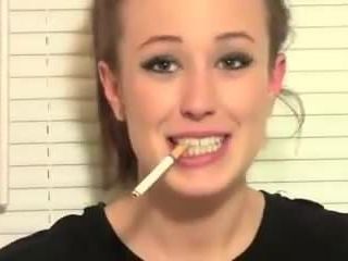 Trisha Annabelle курит перед вебкамерой