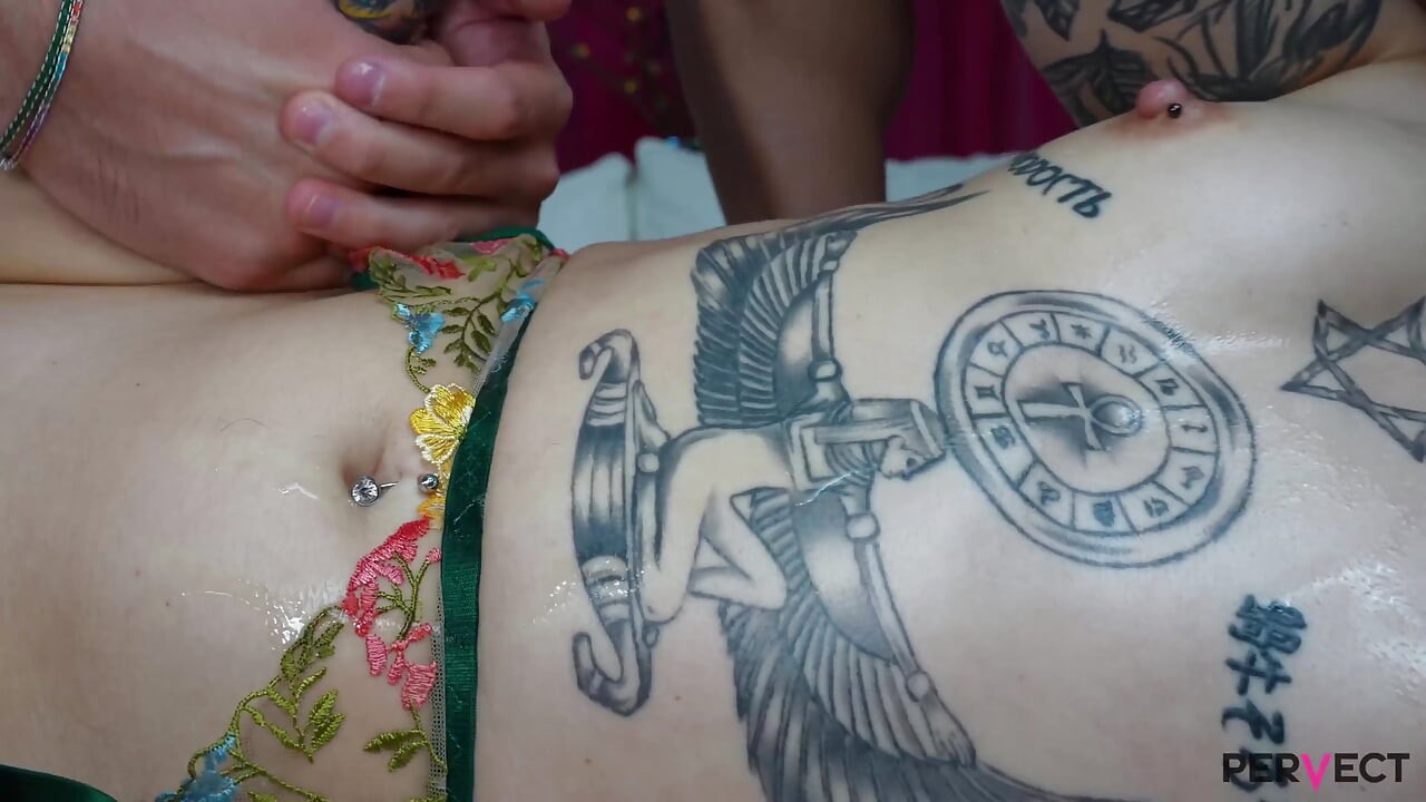 Mari Galore abre seu anal-chakra