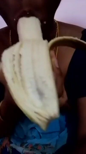 Spektakularny moment z "Bannana żona indyjska ciocia obciąganie"