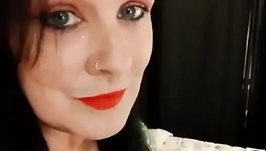 Sevimli sigara içen orta yaşlı seksi kadın kırmızı ruj