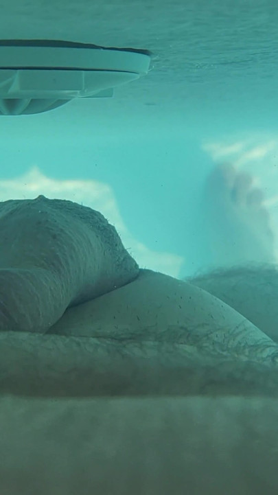 Chorro de agua, orgasmo en la piscina | Clip 1