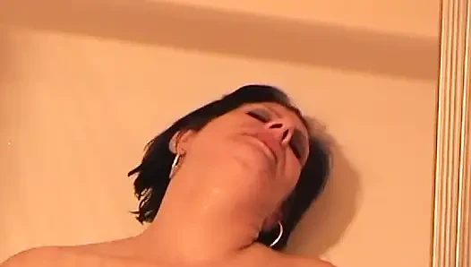Stiefsohn erwischt deutsche stiefmutter beim masturbieren in der dusche