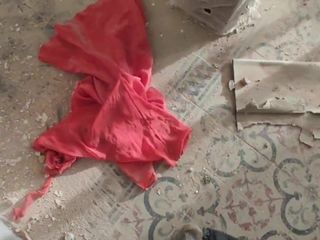 Czerwona sukienka 4 zostaje zdeptana i kopnięta na brudnej podłodze