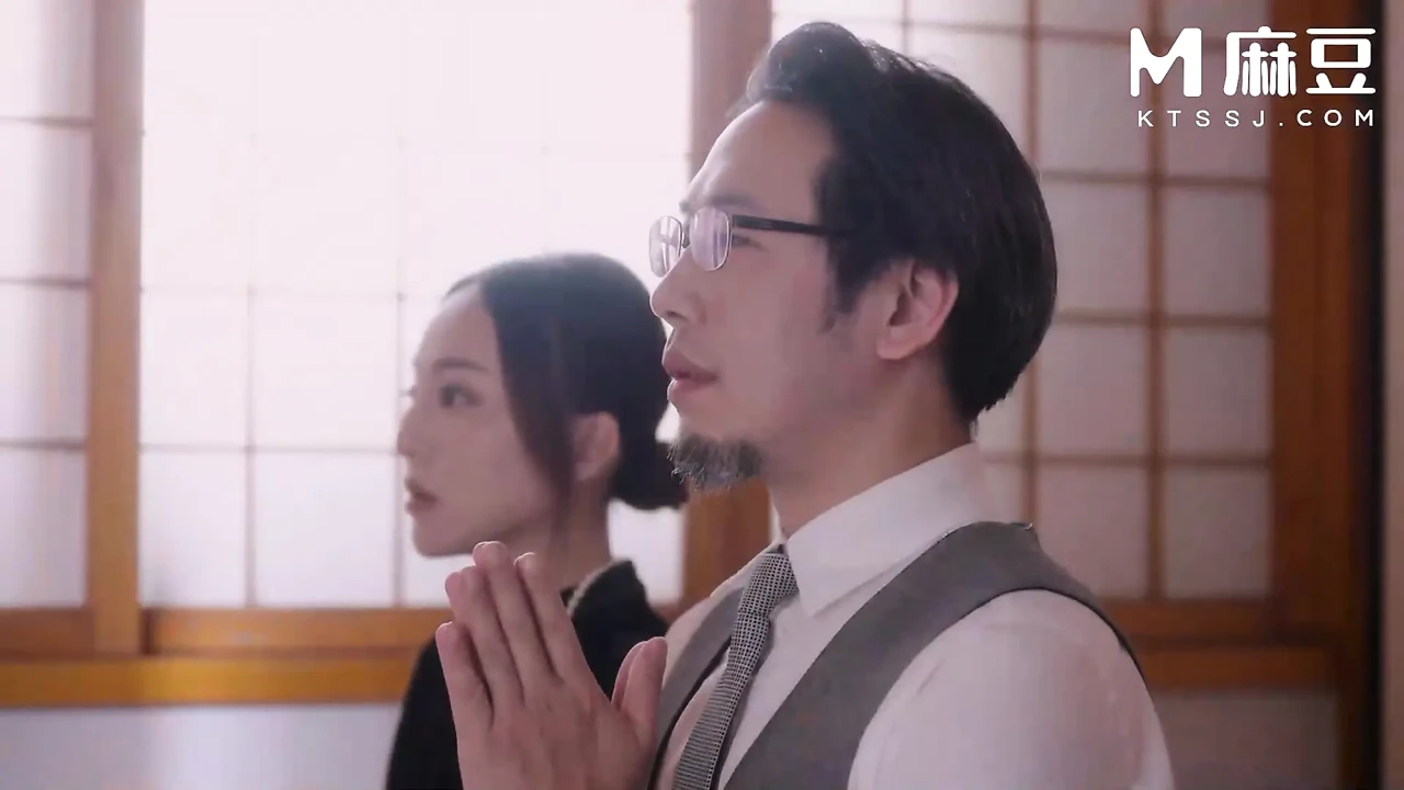 ModelMedia Asia – The older stepbrother comforted the widow who had lost her husband with his cock