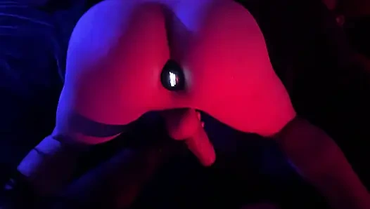 Gadis mendominasi pacarnya dengan masturbasi dan membuat pantatnya untuk pertama kalinya