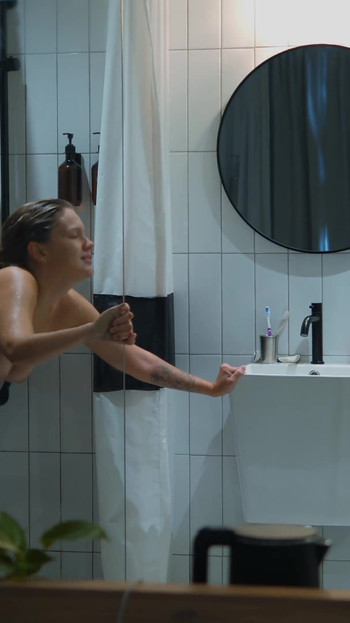 Detik yang menyeronokkan dari "Mandi bersama-sama. Lebih mudah untuk membersihkan muka daripada air mani"