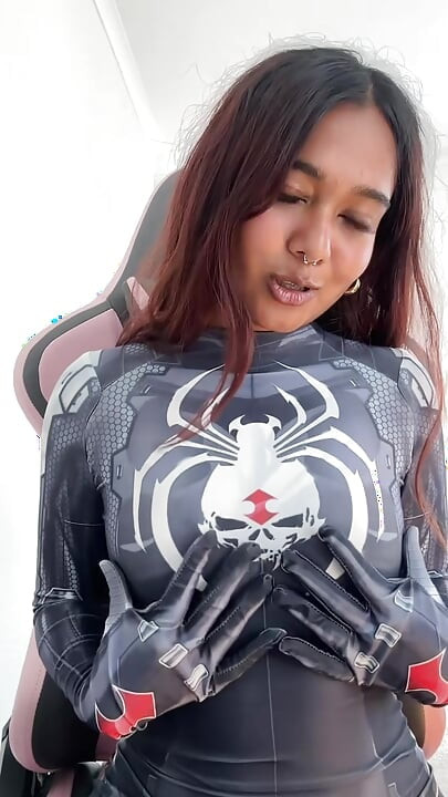 Το μικρό κορίτσι Mia Z αυνανίζεται και αντιδρά στο χεντάι