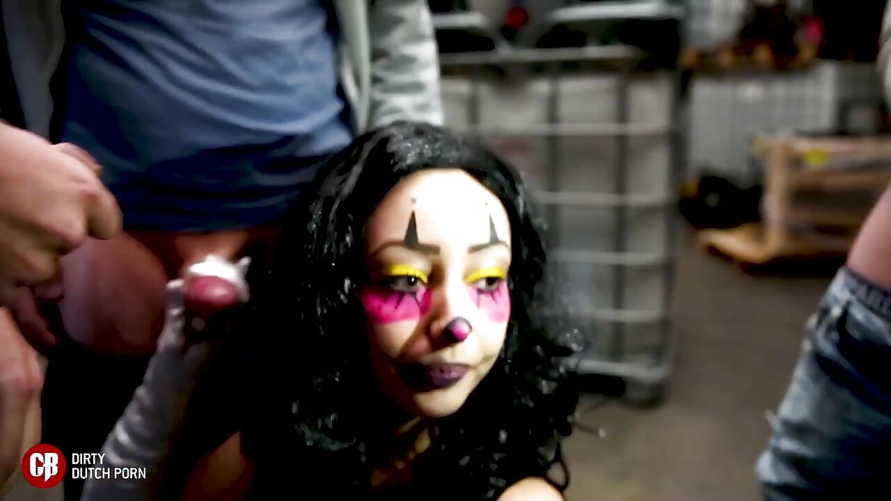 Ejaculare clovn teenie!