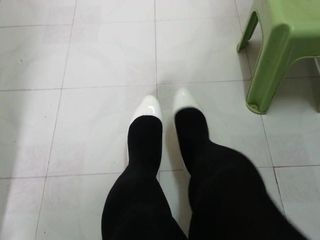 Білі лаковані туфлі з чорними колготками, тизер 10