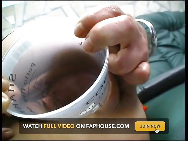 Çoraplı esmer seks oyuncakları, yemek ve şişelerle deliklerini baştan çıkarıyor