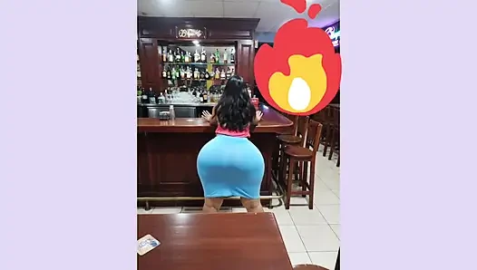 Pantat di balik rok biru muda di bar