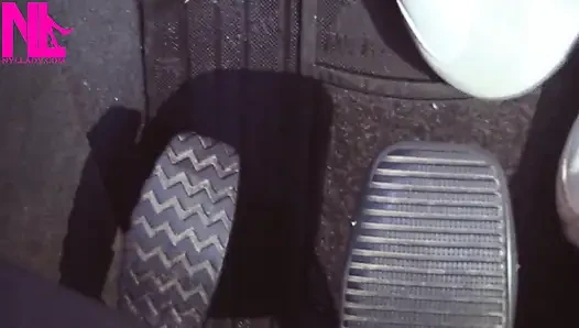 Puma spor ayakkabıyla yalınayak canlandırma