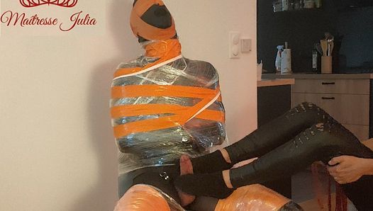 Amante julia - femdom trabajando con el pie bondage con calcetines y leggins