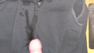 Дрочу порцию спермы на черную футболку