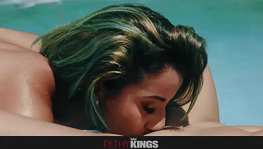 Грязные табу - намазанные маслом у бассейна сводные сестры XxLayna и Roxie Lesbian 69